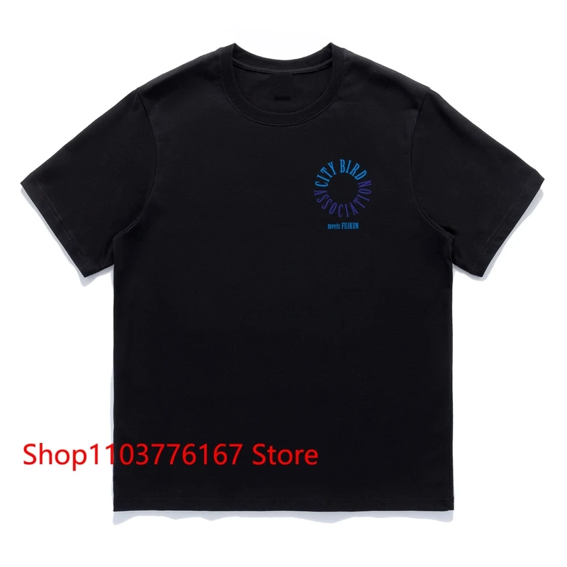 

Мужская хлопковая футболка с круглым вырезом, коротким рукавом и надписью спереди