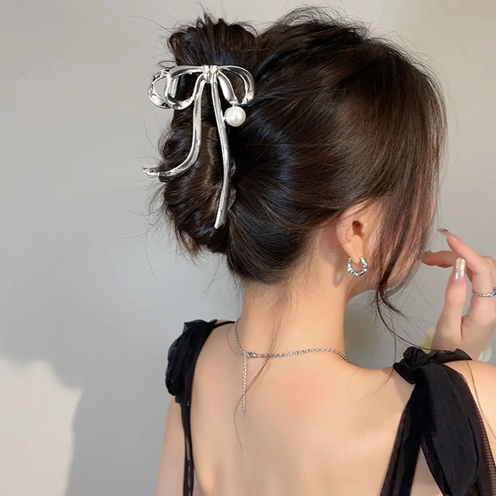 

Pearl Metal Bow Shark Clip Sweet Korean Style Hollow Geometric Large Size Hair Claw