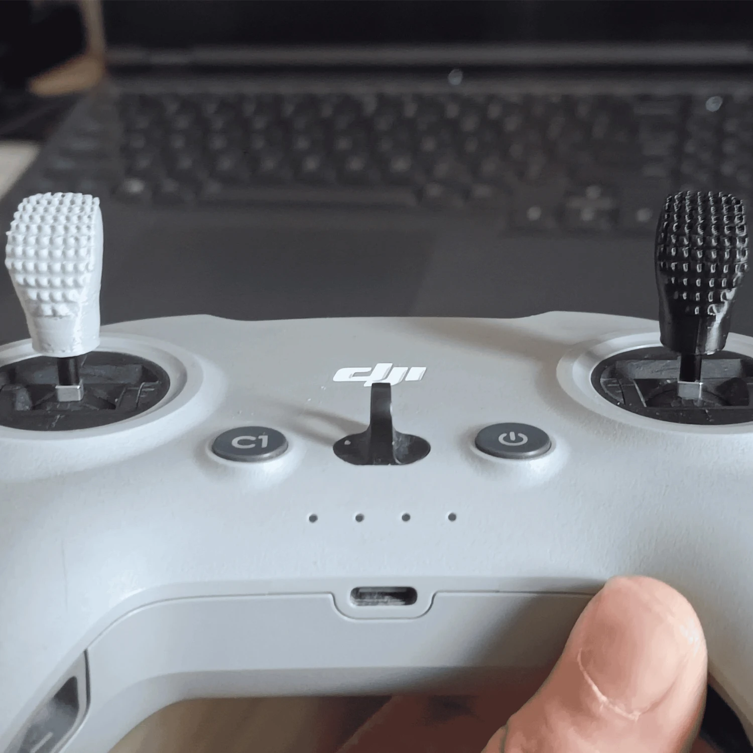 Embout joystick TPU monté sur manette DJI Avata, texture antidérapante visible.