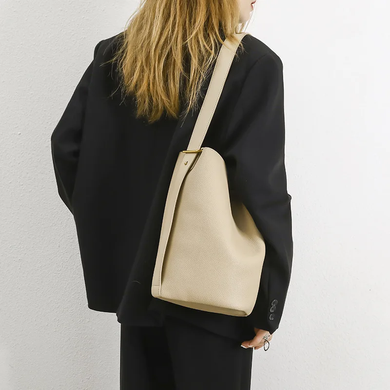 Designer leather women's crossbody carrying bucket bag made of cowhide, high-quality single shoulder, large capacity large bag