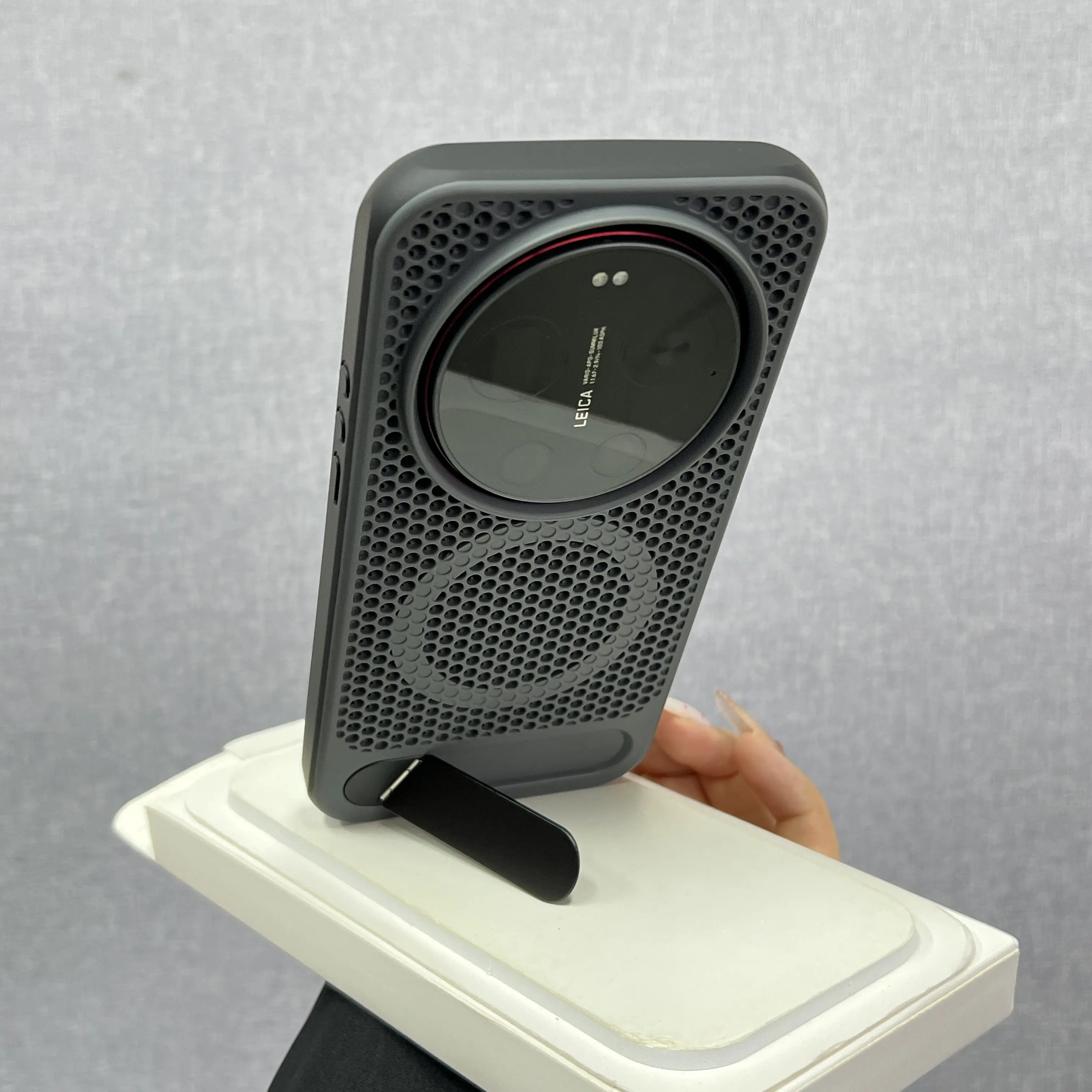 Luxury Heat Dissipation Magnetic Wireless Charging Case with Stand