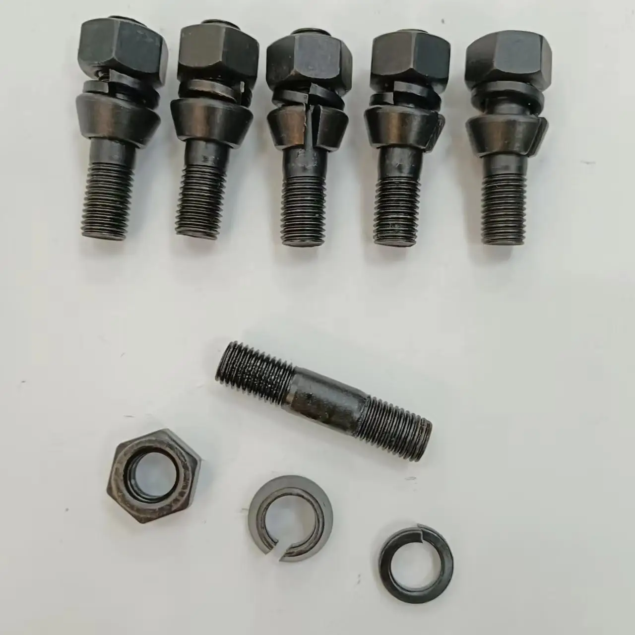 6pcs of One set Front Or Rear Axle Stud Kit For Toyota Land Cruiser 75 80 Series Rear Axle Hub Bolt 90116-08325