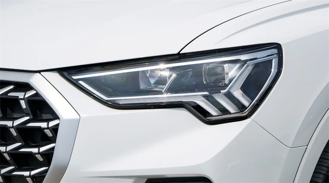 週末値下げ　アウディ　Q3 右ヘッドライト アウディ Q3 右 ヘッド ランプ ライト 3A941036 83A941783D