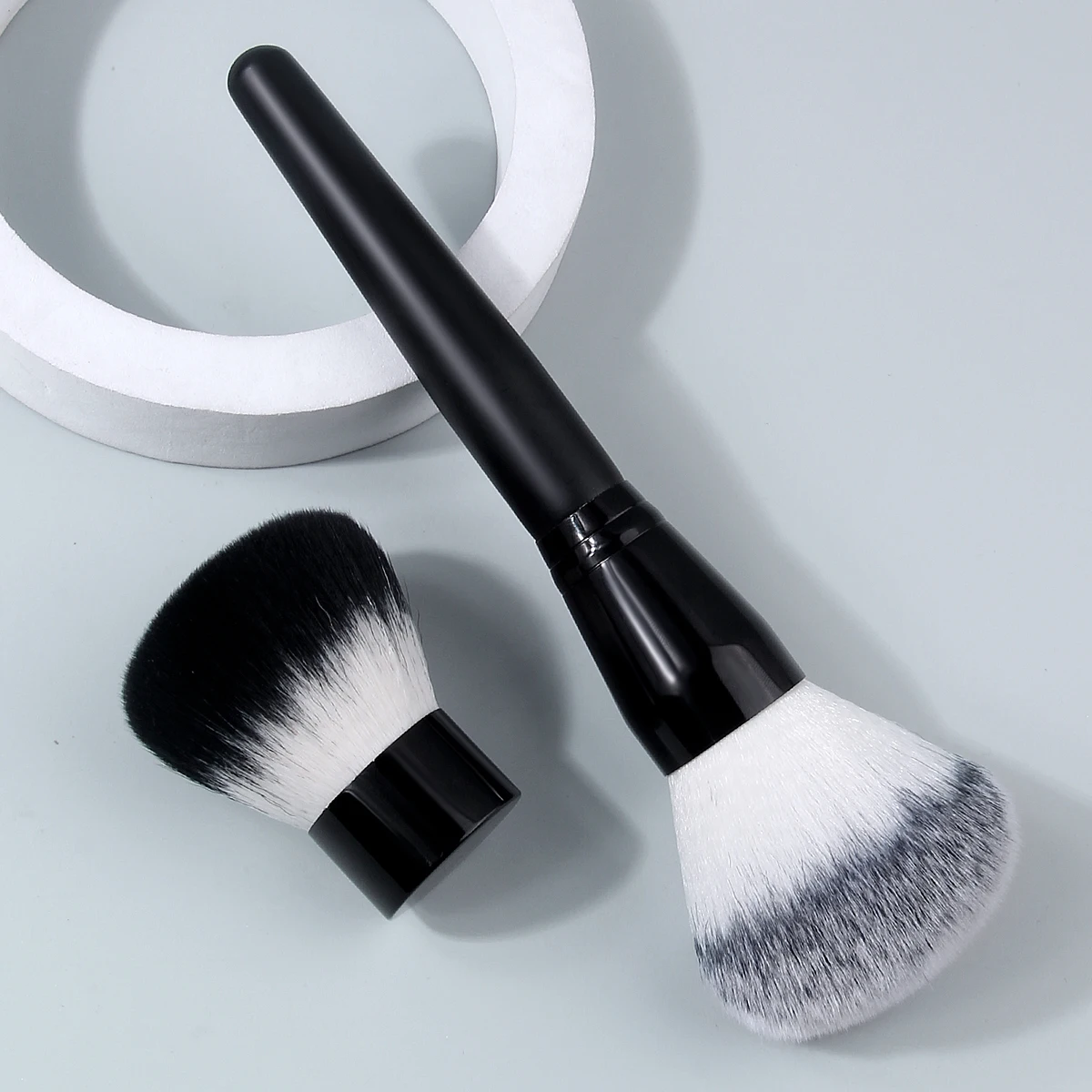2PCS 대형 다기능 파우더 브러쉬 세트, 옴브레 헤어가 있는 블랙 핸들 메이크업 브러쉬, 세팅 파우더용 푹신한 브러쉬, 브론즈