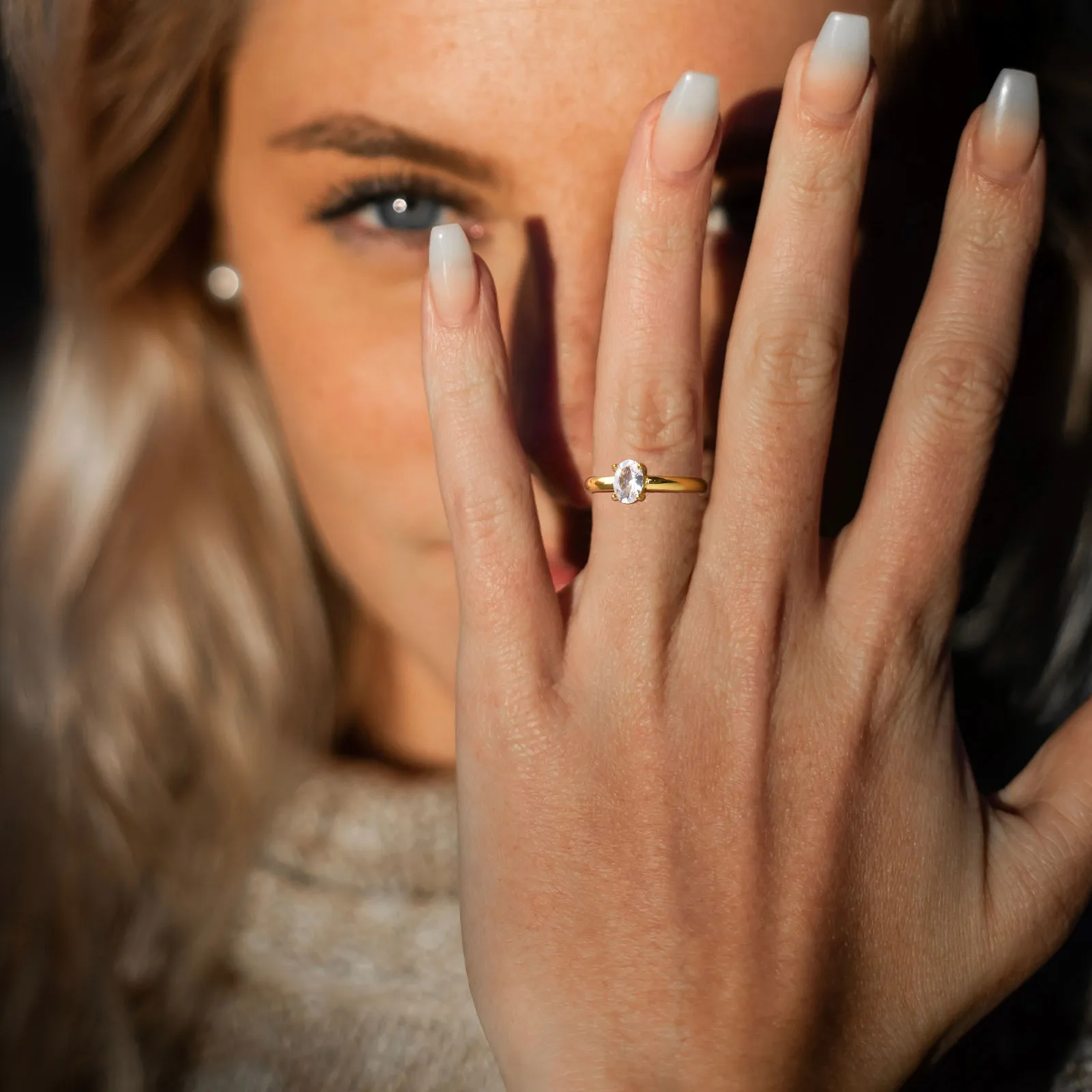 Vnox 여성을위한 절묘한 스파클링 큐빅 지르콘 약혼 반지, 골드 컬러 스테인레스 스틸 웨딩 밴드 손가락 선물 쥬얼리