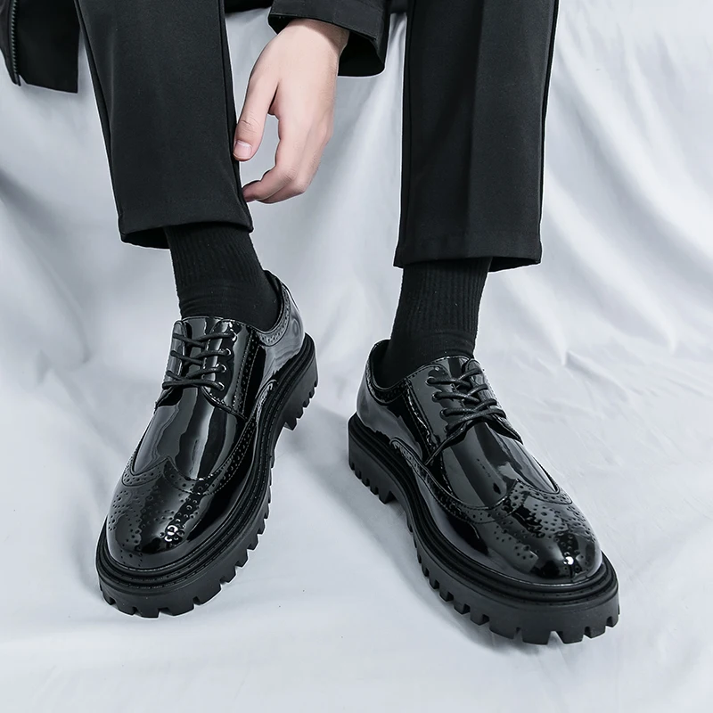 Spring New Carved Flowers Men Thick-soled Oxford Shoes Lace-up Casual Shoes British Style Black White High Quality Wedding Shoes