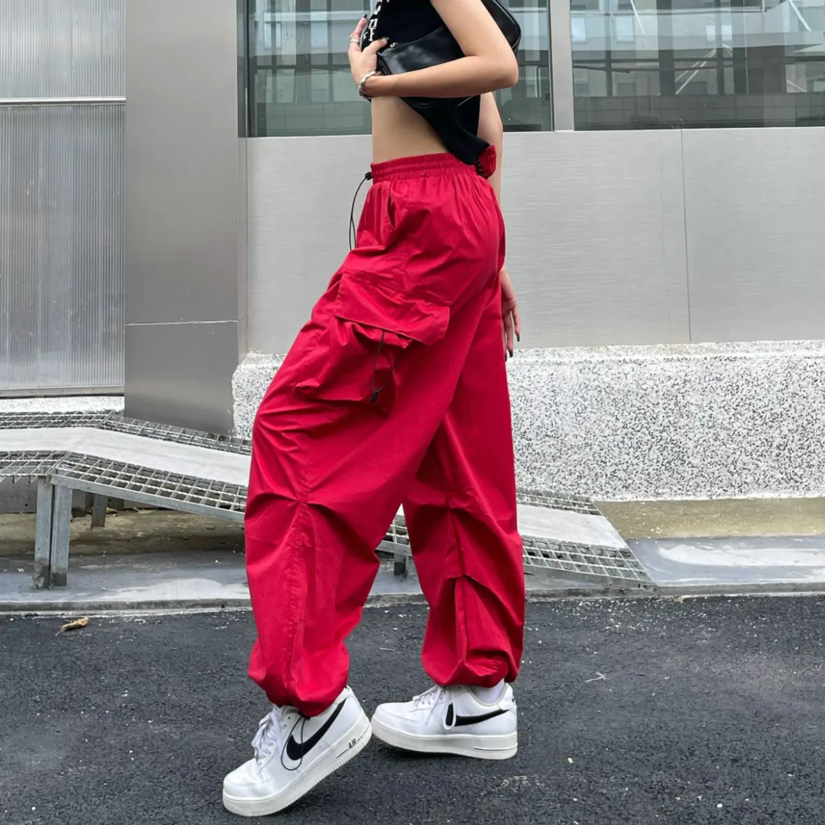 Hailey Bieber Wears Low-Rise Cargo Pants and a Cropped Tee | POPSUGAR  Fashion UK