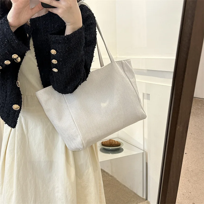 

New Striped Large Capacity Shoulder Bag Women's Trendy Korean Edition Western Tote Shoulder Bag Travel Commuter Shoulder Bag