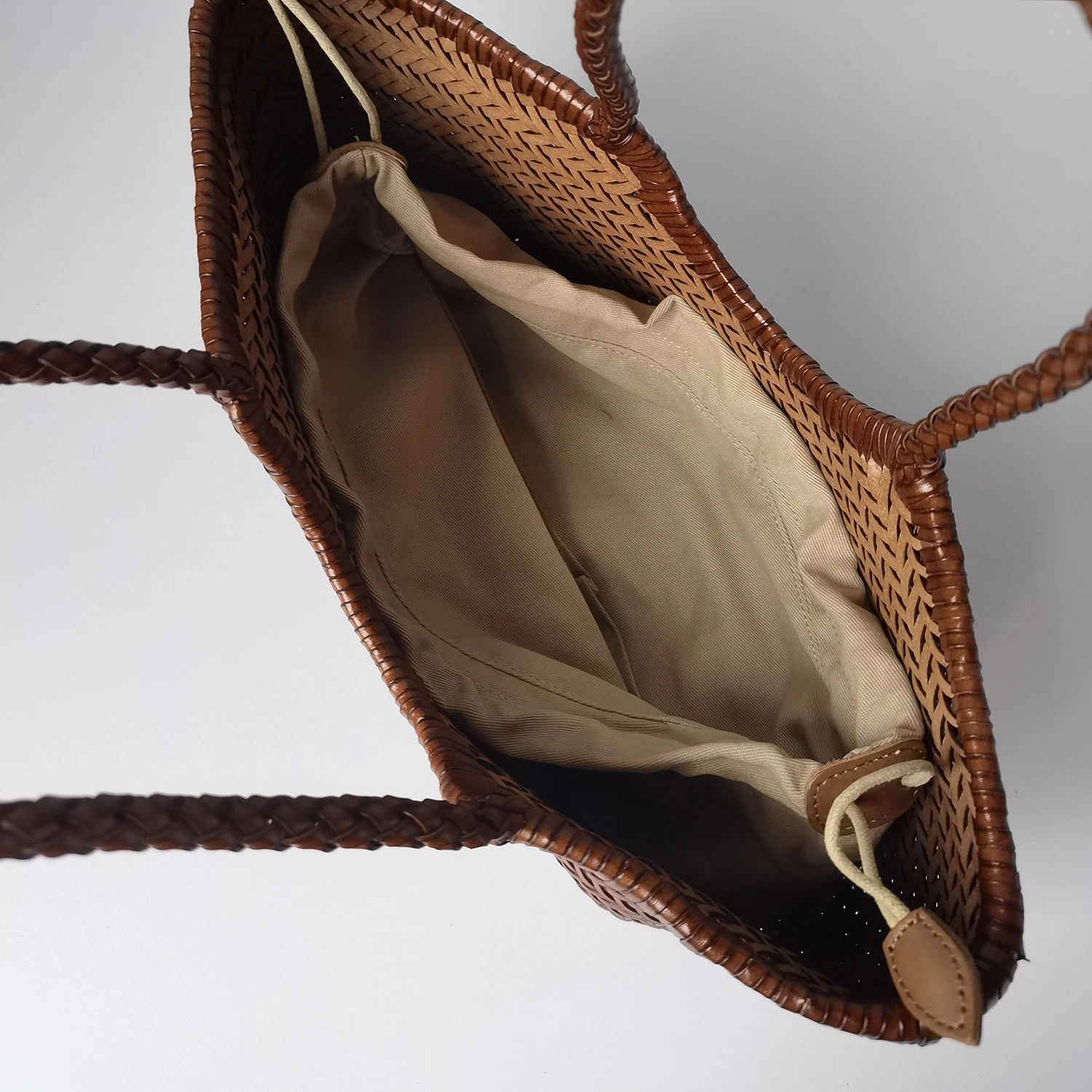 Handgefertigte Doppelschichtige Echtleder Geflochtene Tragetasche Große Kapazität Reisestil Umhängetasche für Frauen Neues Vintage-Korbdesign – Detail 16