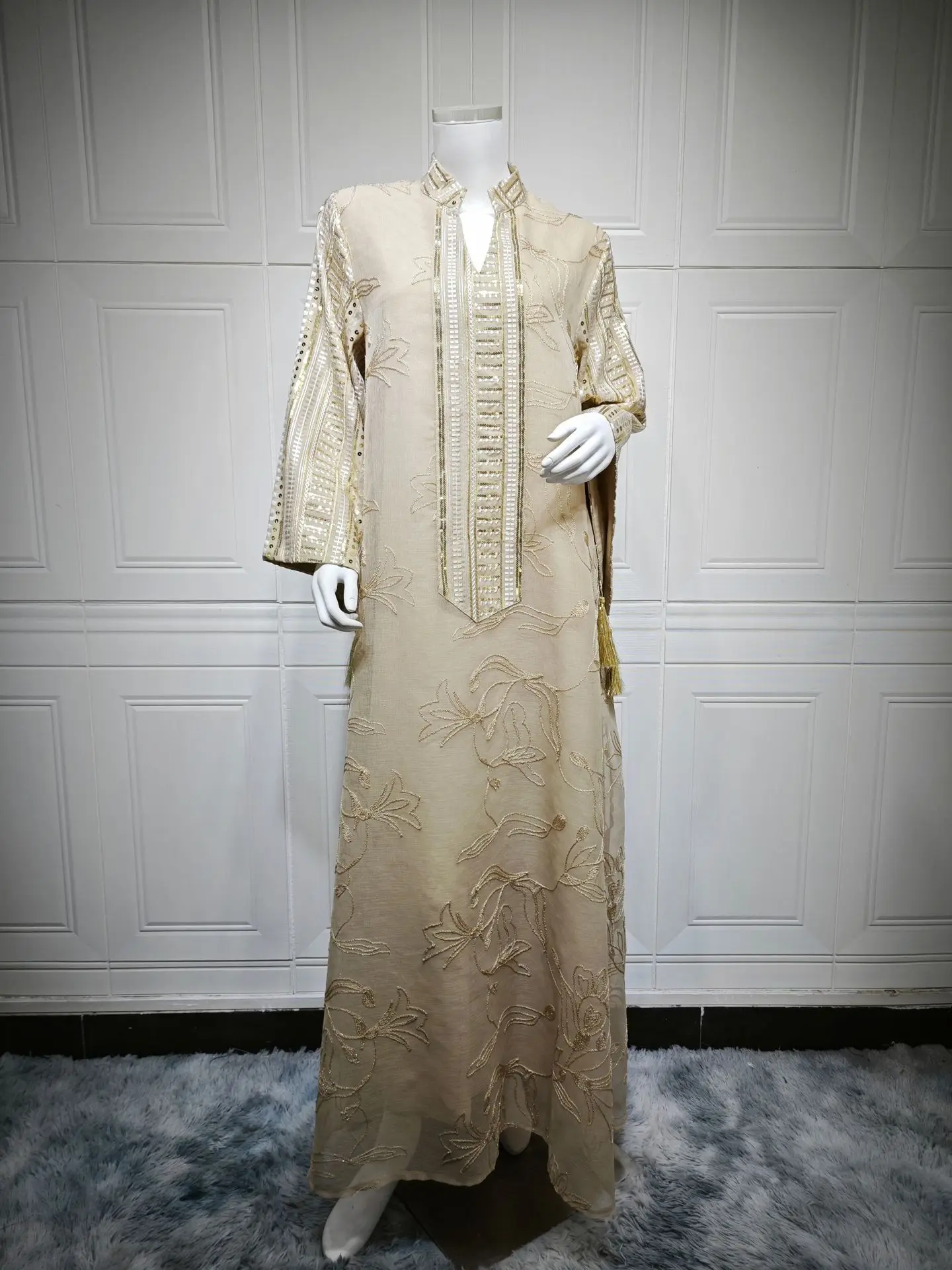 جلابية طويلة بنقوش ناعمة وأكمام واسعة