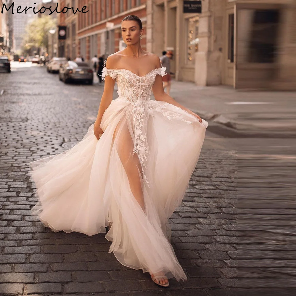 

Merioslove Boho Wedding Dresses Lace Appliques 3D Flowers Off the Shoulder Side Split A-Line Bridal Gown Tulle Beach Bride Dress