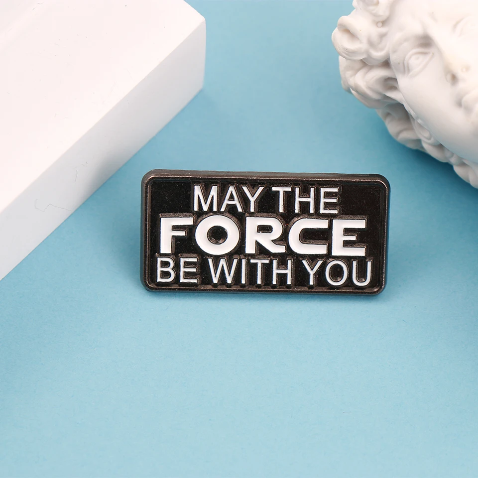 Buchstaben „May The Force Be with You“, Emaille-Metallnadeln, Broschen, Abzeichen, Rucksack-Zubehör, Großhandel, Schmuck, Geschenk für Kinder und Freunde