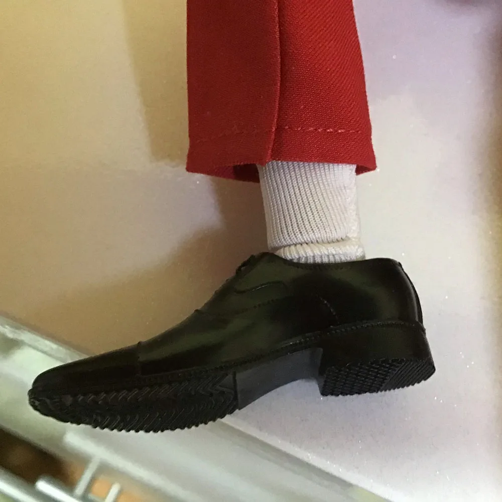 Only the shoes is included.