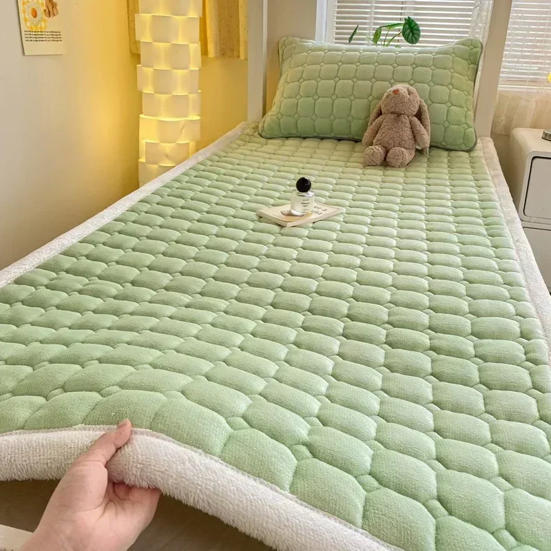 Winter warm velvet mattress toppers dormitory bedspread fold tatami thin mat non-slip mattress cover queen bed sheets bed cover