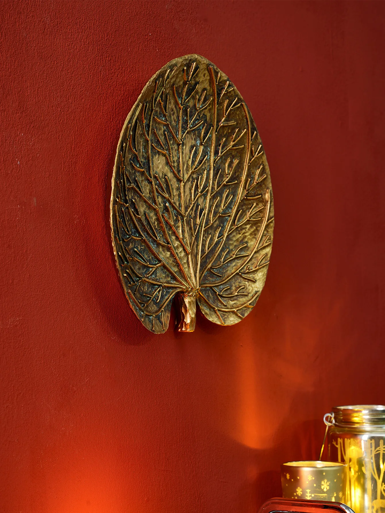 1PC, a European-style antique golden leaf-shaped pendant made of resin, suitable for home decoration and photography props
