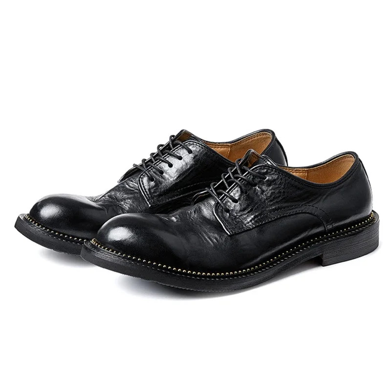L'uomo deve avere scarpe Derby con punta tonda fatte a mano di