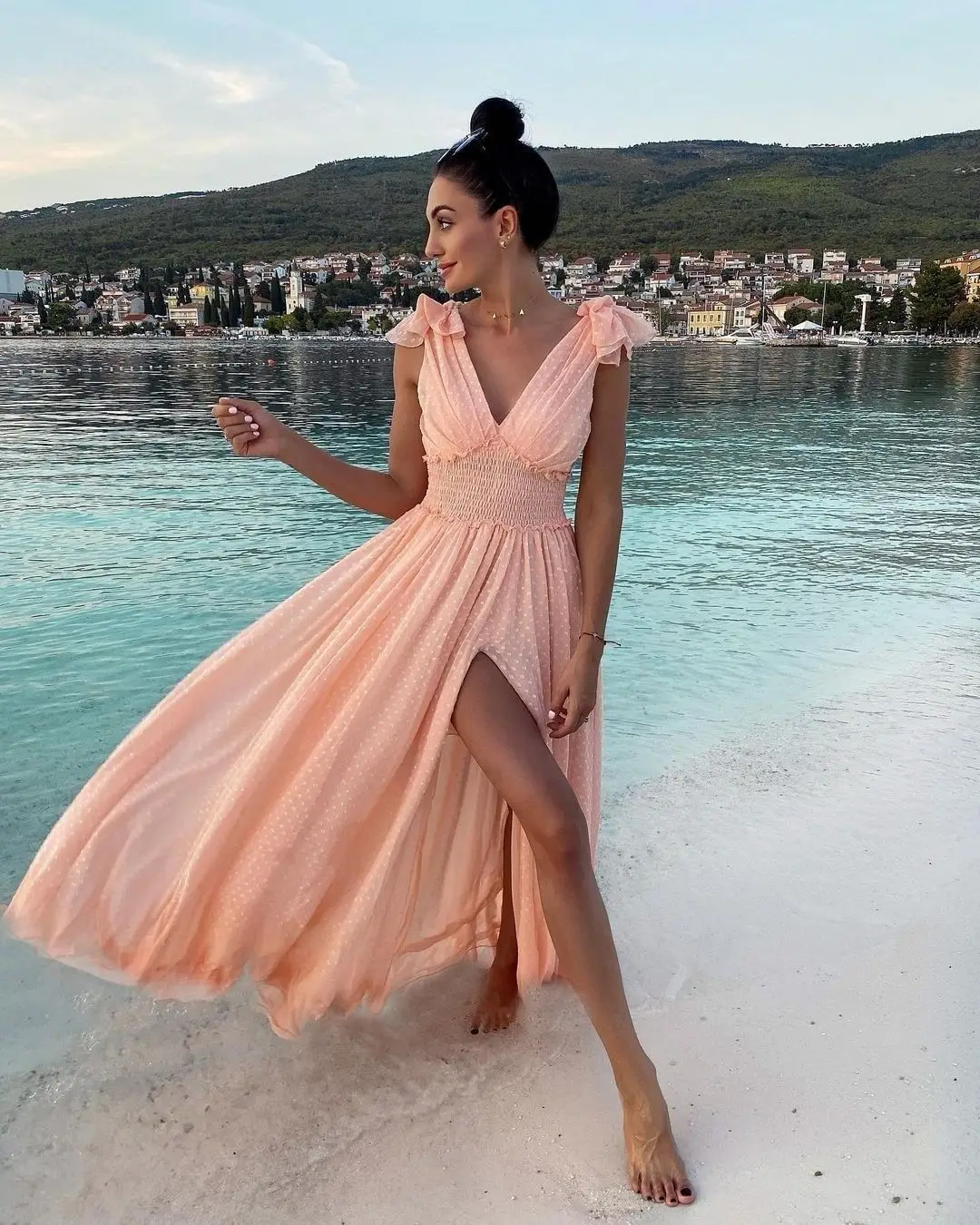 

Шифоновое платье без рукавов, с V-образным вырезом и разрезом