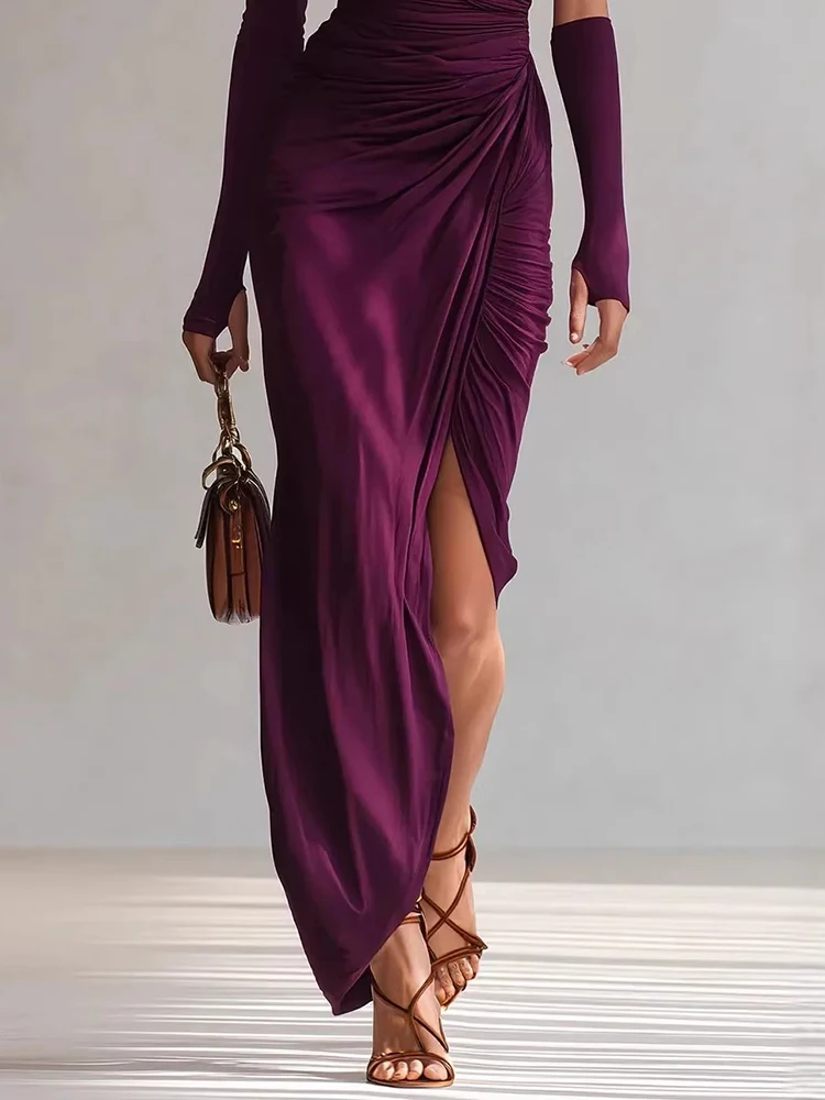 فستان بنفسجي بتصميم كتف واحد وكسرات جانبية