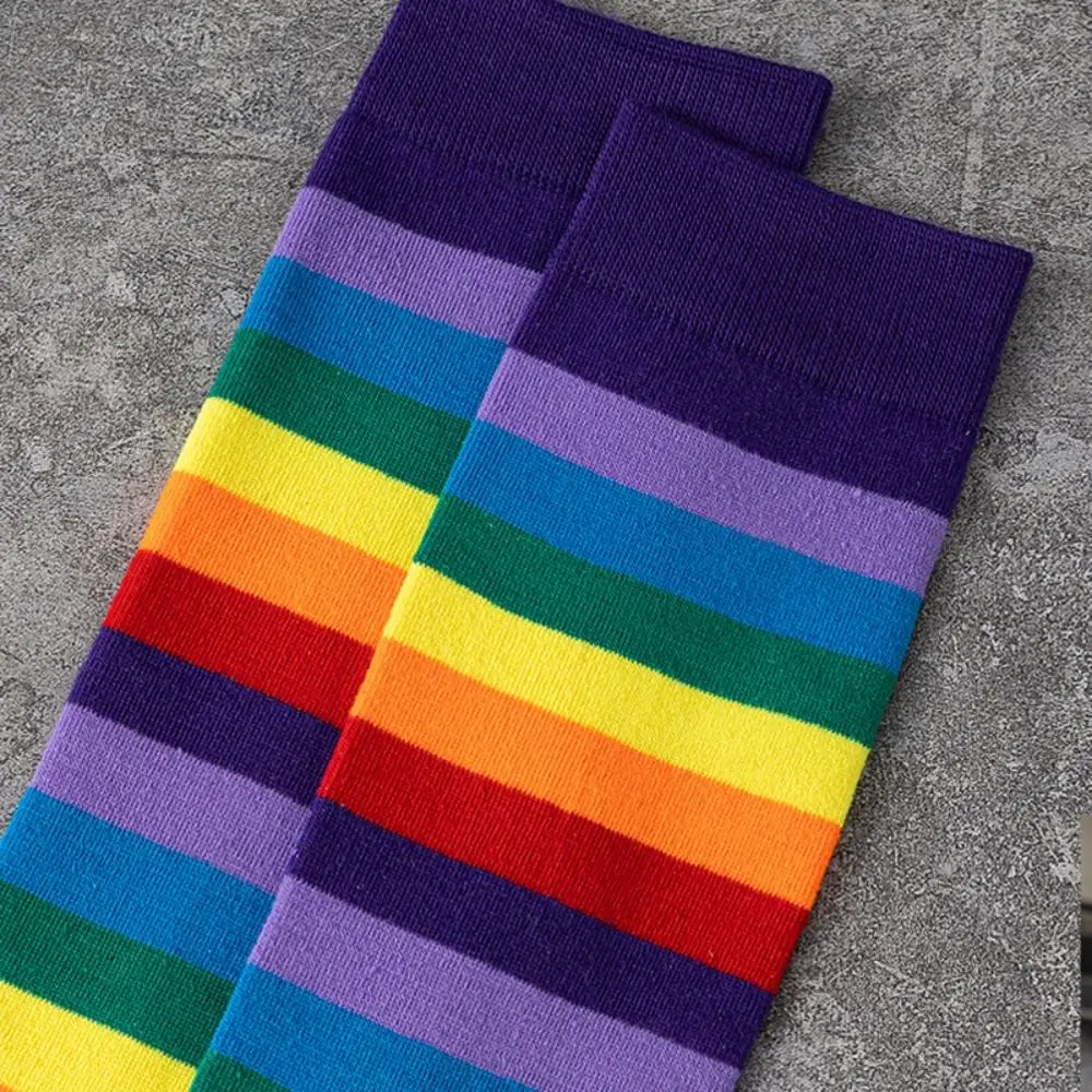 Modische Regenbogenfarbene Damenstrümpfe, weiche, elastische, regenbogengestreifte Socken, hochwertige Party-Performance-Wadensocken für Mädchen – Detail 3