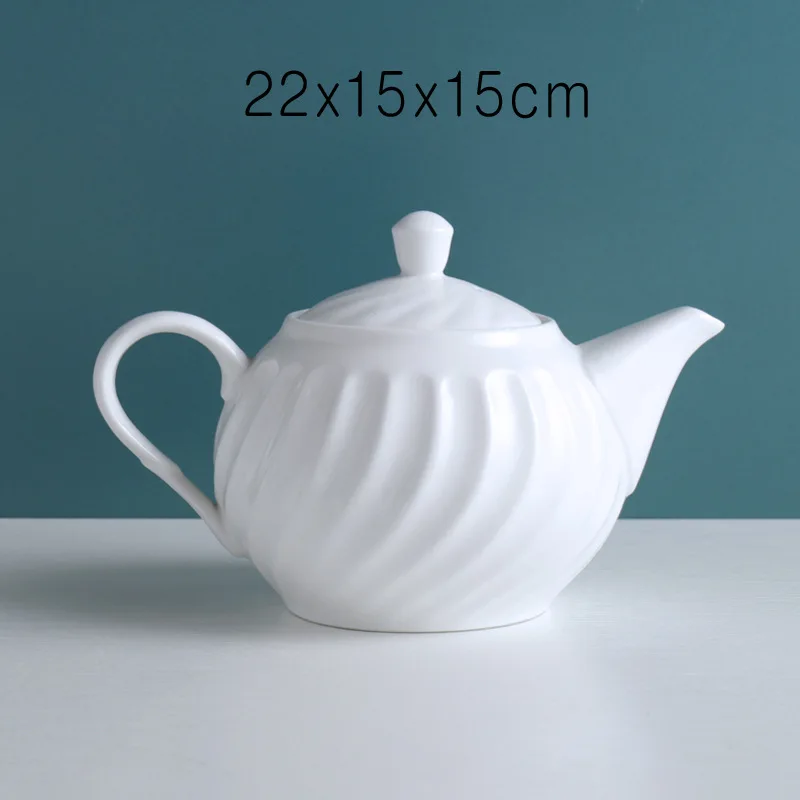 Tasse à Thé En Céramique Avec Une Bouilloire Blanche Sur La Table