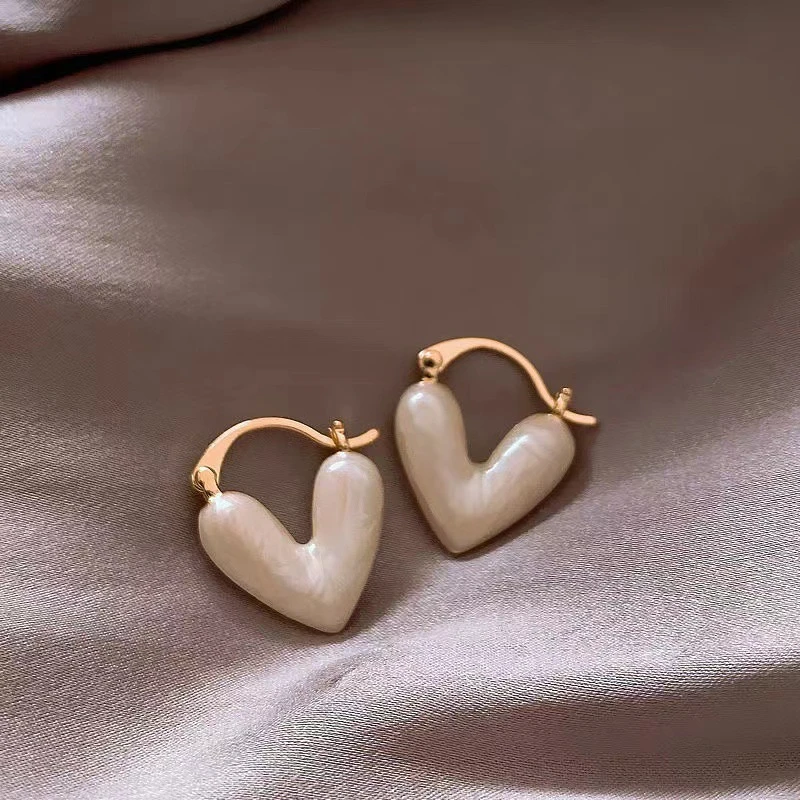 

2023 New Light Luxury And High End White Oil Dripping Love Earrings For Women Small And Exquisite Fashionable Earrings