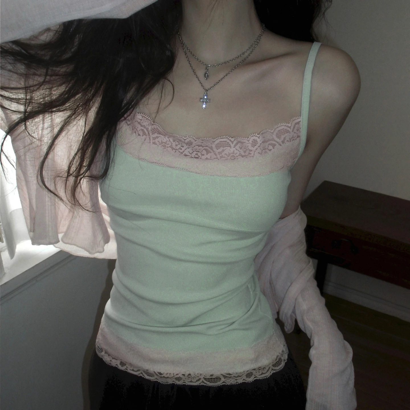 เสื้อสายเดี่ยวลูกไม้เซ็กซี่ ฤดูร้อน 2024