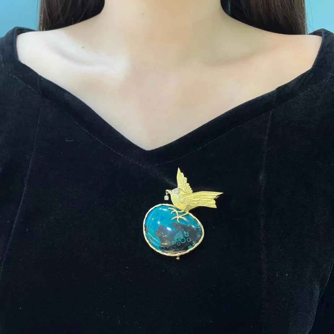 Рисунок 6 - Брошь в виде птицы из натурального малахита