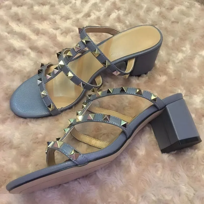 صندل كعب عريض