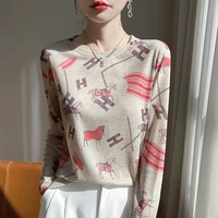 ربيع 2025 جديد التوت الحرير رسمت بالحبر سترة برقبة دائرية للنساء الكتابة على الجدران طاقم الرقبة الصوف متماسكة البلوز سترة للنساء 1