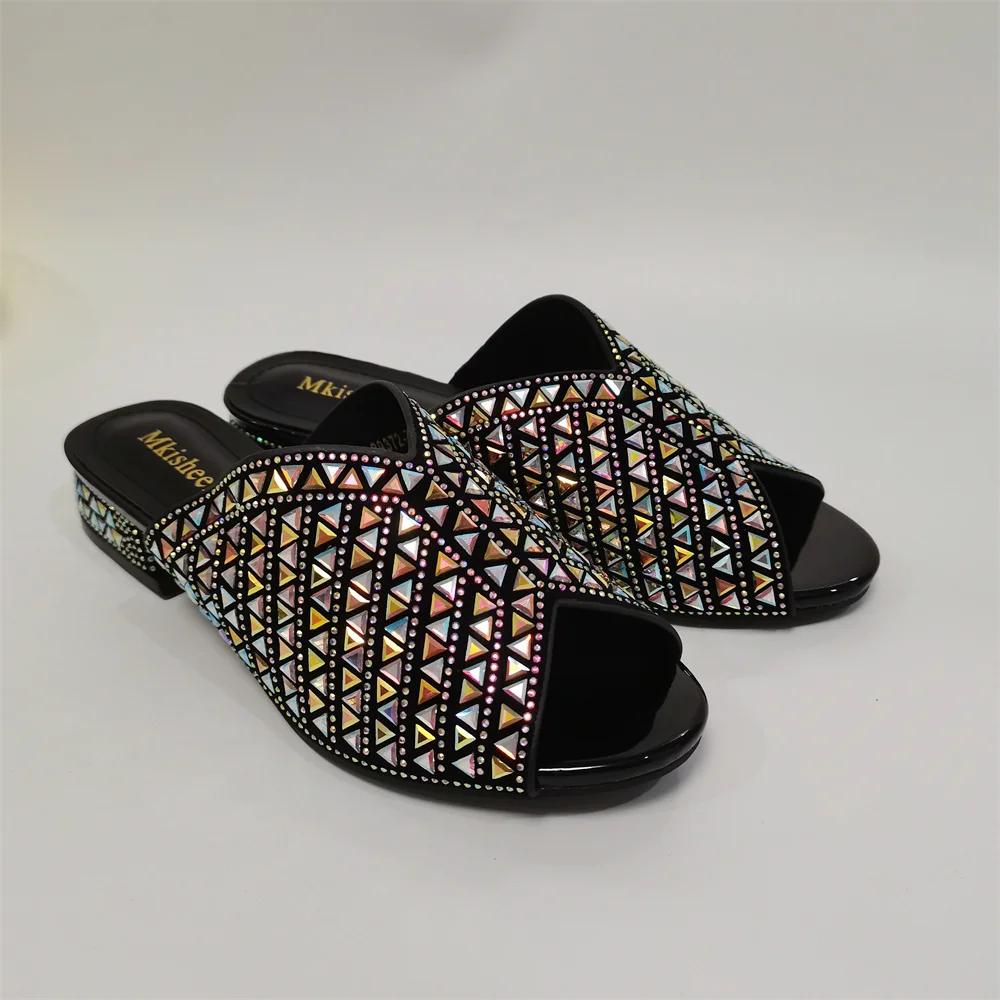 

Новинка 2024, стильные женские Стразы тапочки, уличные сандалии с блестками на средней плоской подошве, высококачественные привлекательные женские туфли с острым носком для вечеринки