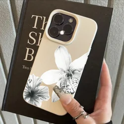 Elegant Black and White Floral Pattern Phone Case - Galaxy S23+ (Antique white)