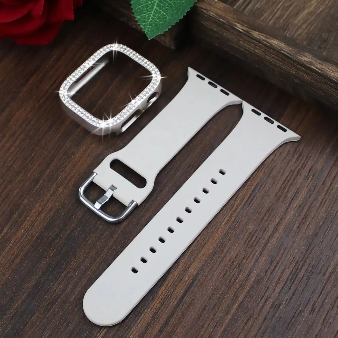 รูปสินค้า สายซิลิโคนนุ่ม + เคสเพชร สำหรับ Apple Watch