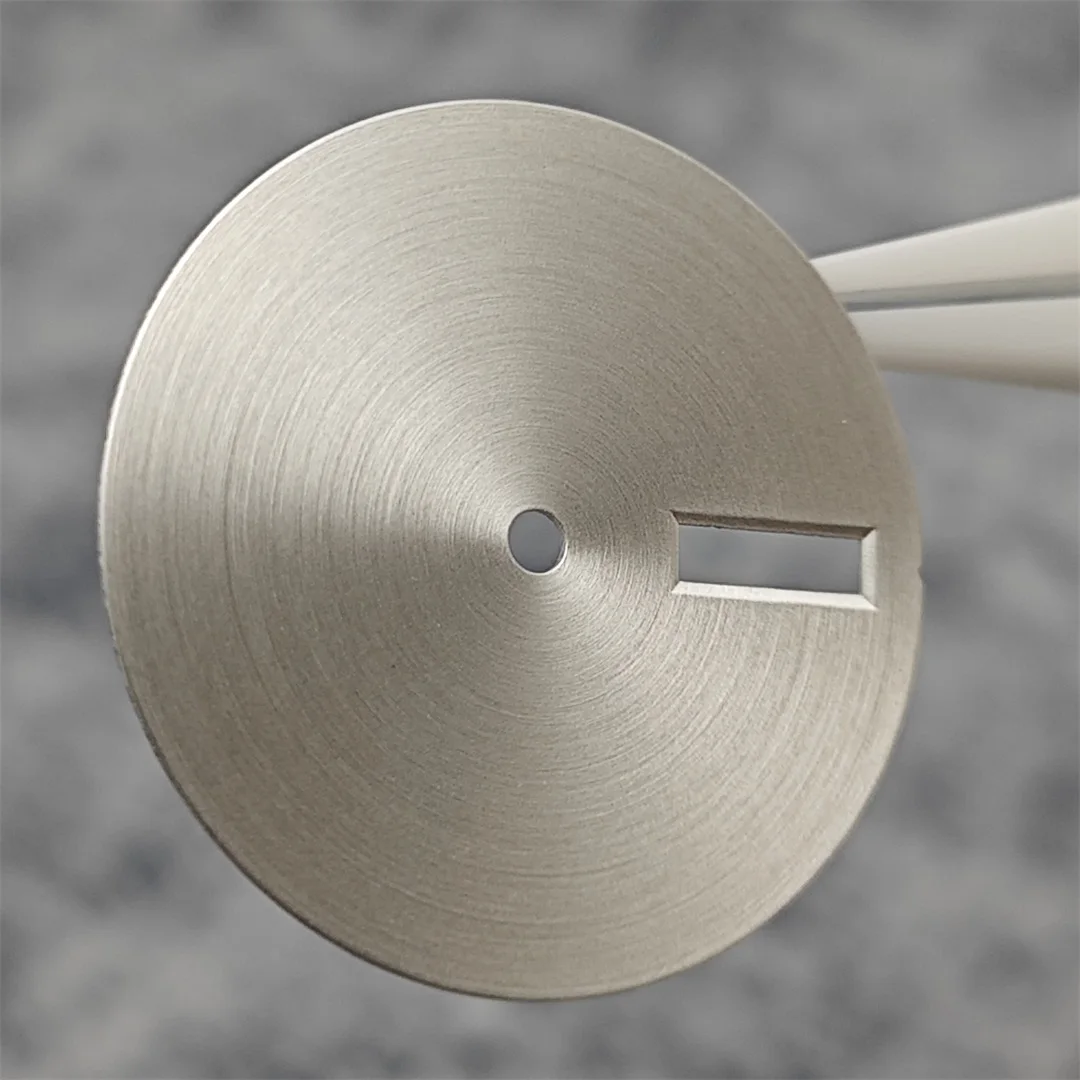 28,5 mm einfarbiges Metall-Zifferblatt mit rundem Sandmuster, DIY-Zifferblätter mit Kalenderfenster, NH35/NH36/4R/7S-Uhrwerk – Detail 12