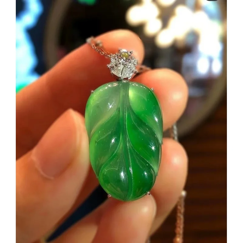 Рисунок 3 - Натуральный нефритовый кулон в