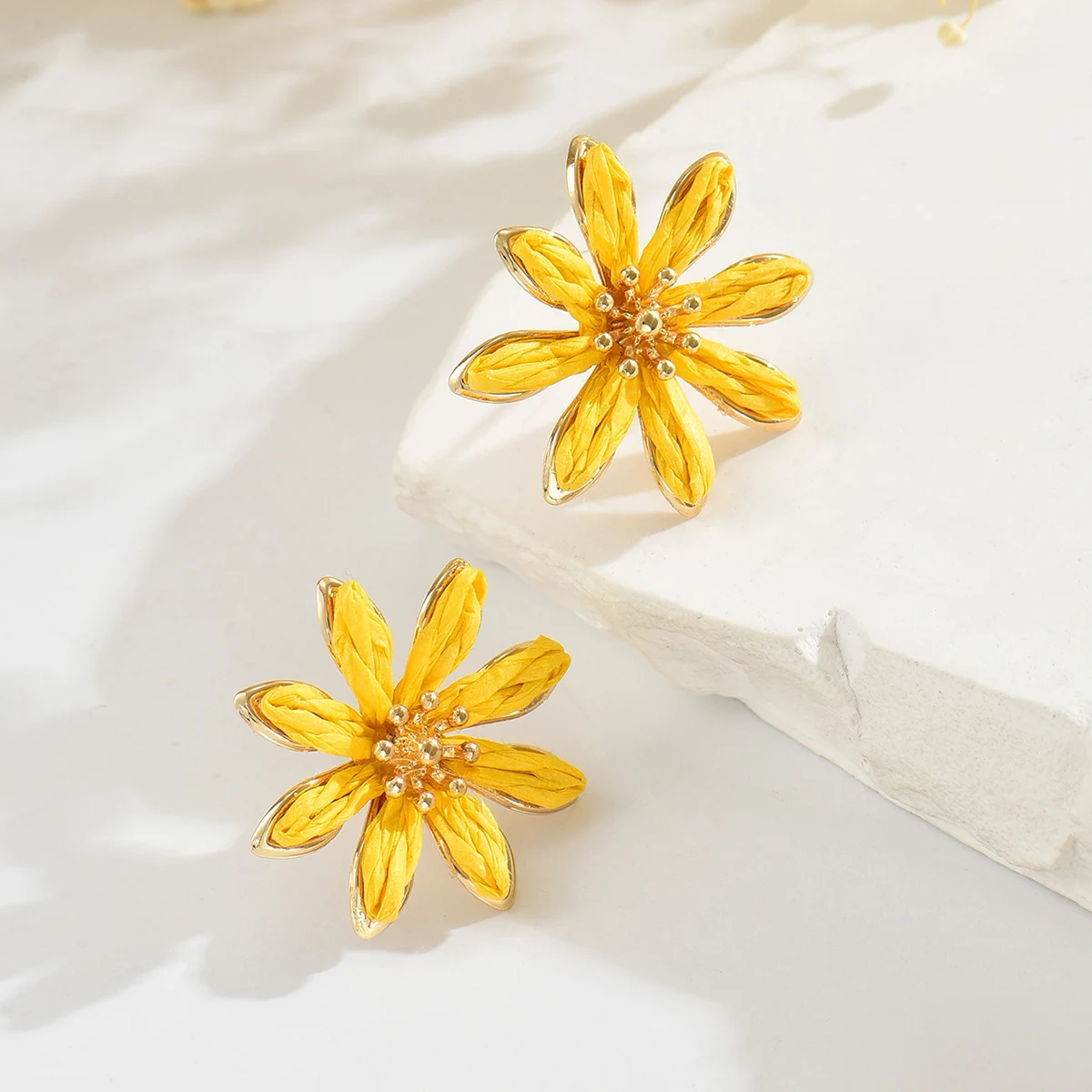 Bohemia Trendy Sweet Daisy Flower Rattan Knit Stud Earrings for Women Handmade Colorful Raffia Flowers Earrings Summer Jewelry