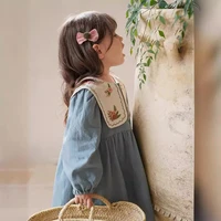 Entzückendes Mädchenkleid mit Umlegekragen & Blumenstickerei – Bild 4