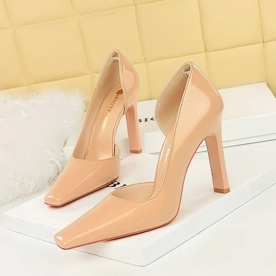 thumbnail image 1 of Nuevos zapatos de salón de moda minimalistas con tacones altos y gruesos de piel lacada y boca poco profunda con huecos laterales para mujer, 1 of 4