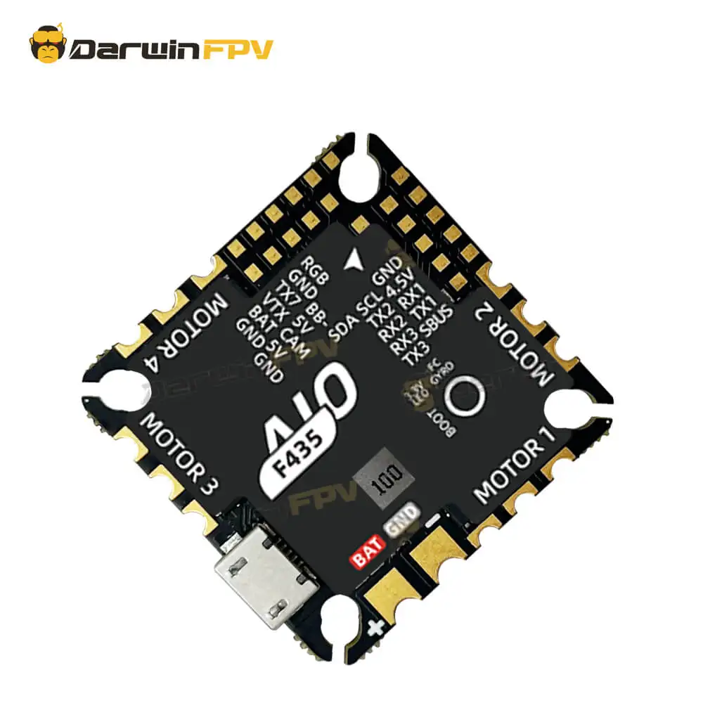 Gros plan sur les soudures et connecteurs du DarwinFPV F435 45A AM32 AIO – Contrôleur de Vol et ESC Tout-en-Un pour FPV.
