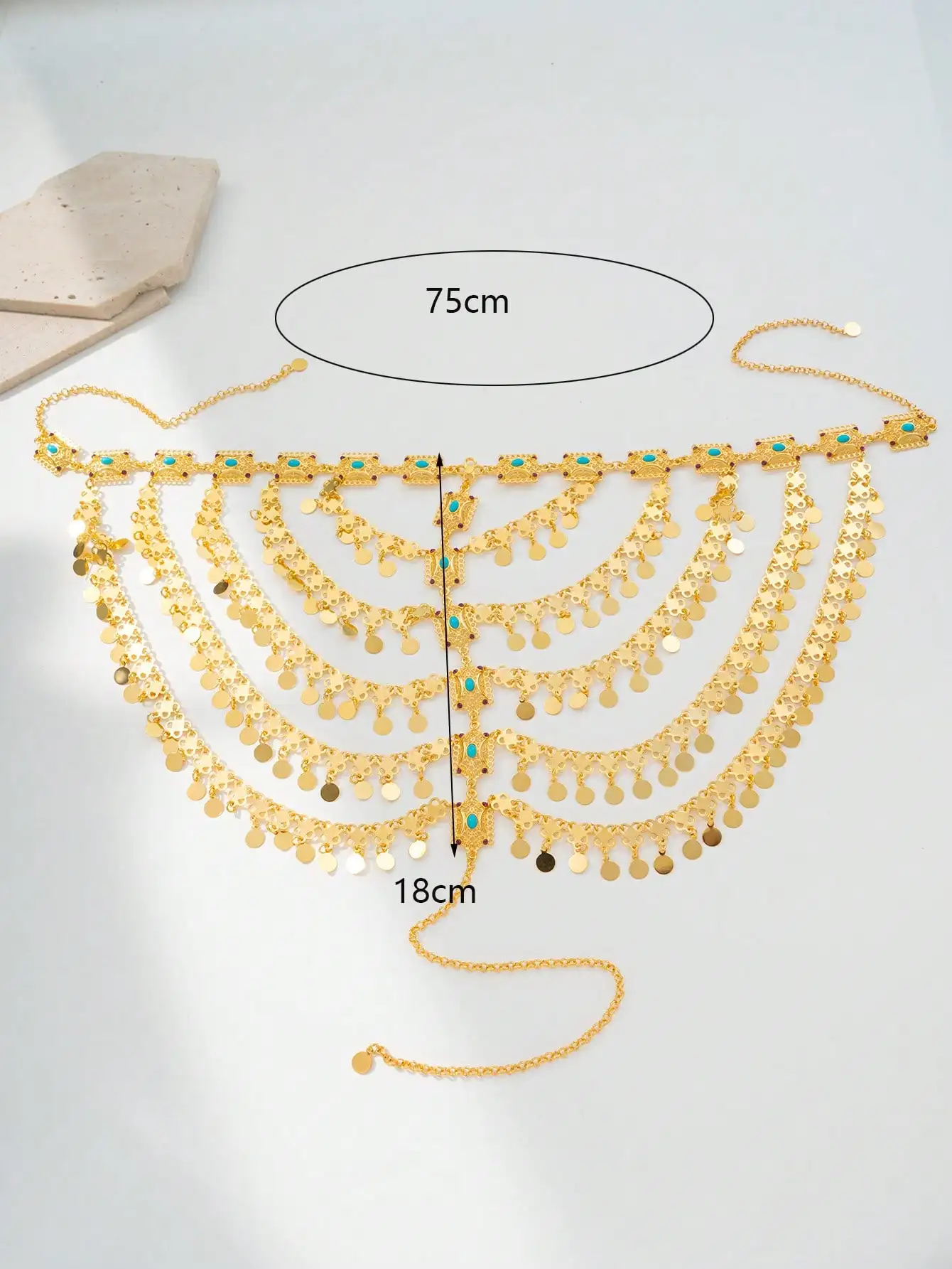 غطاء شعر ذهبي بعملات متدلية ولمسات فيروزية