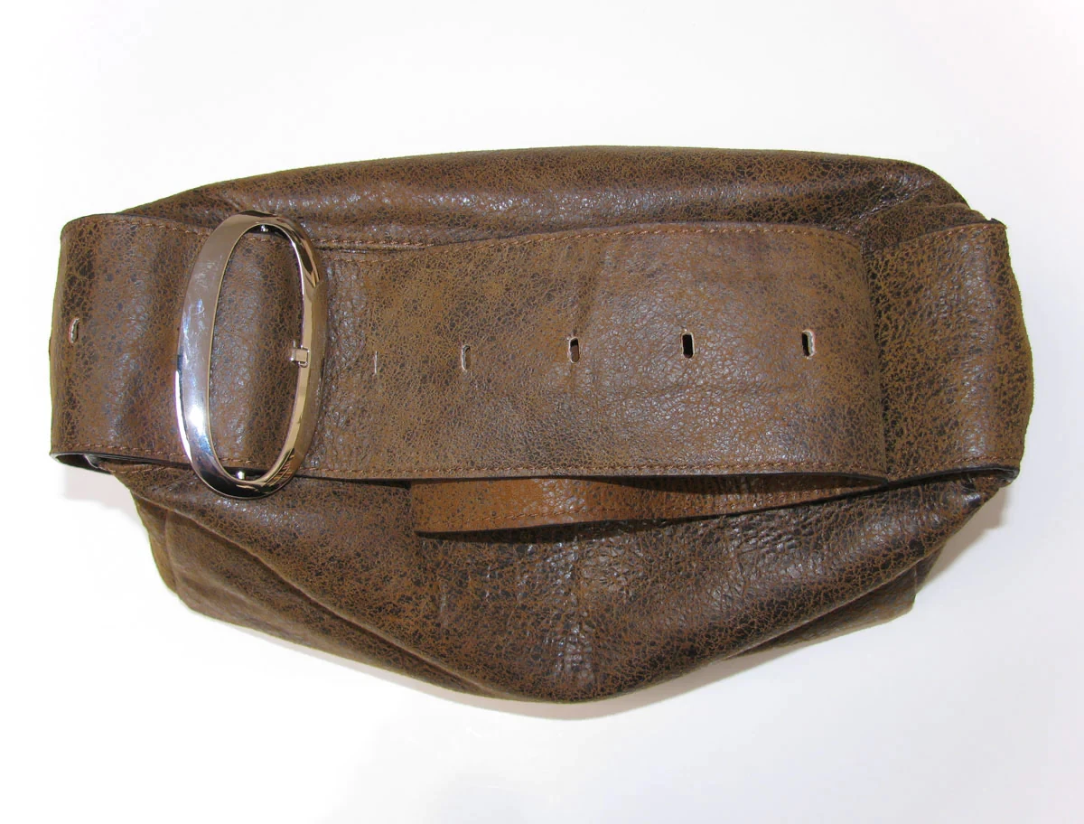 Spanish brand Paloma Wool Retro Leather Square Teabag lady