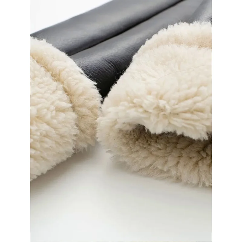 Рисунок 6 - Куртка женская однотонная на молнии спереди