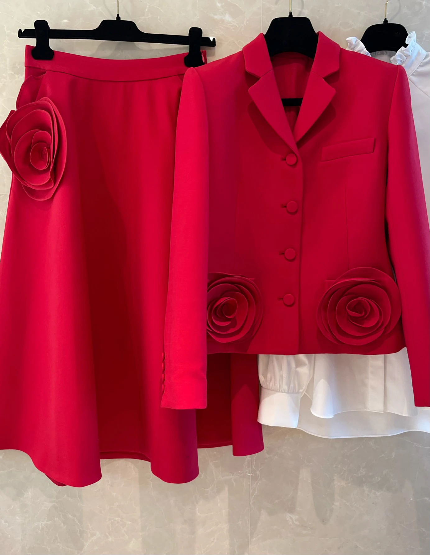 Рисунок 2 - Женский пиджак с юбкой до локтя