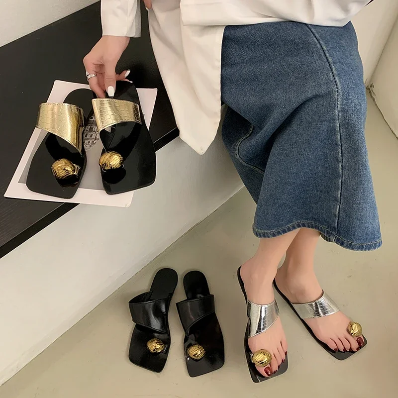 European and American flat bottom slippers for women's summer outing slippers new retro metal buckle niche holiday toe sandals