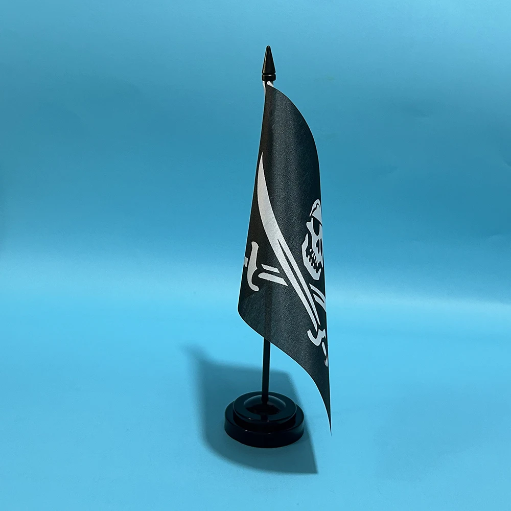 דגל משרדי SKY FLAG בגודל 14x21 סמ עם לוגו מותאם אישית ותושבת שולחן פרסום מותאמת אישית לשולחן המשרד