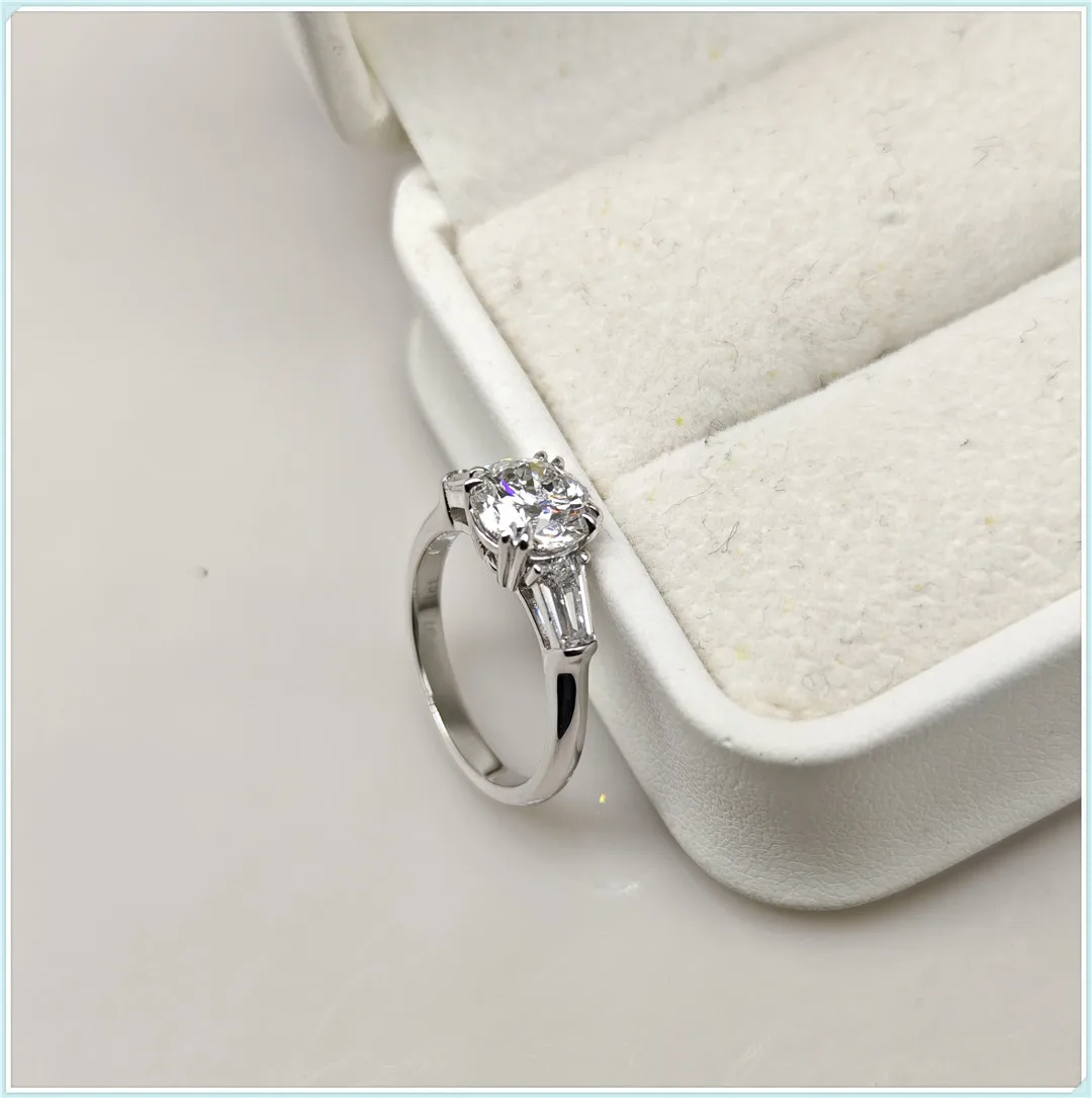 IGI HPHT CVD 인공 다이아몬드 결혼 반지, 18K 금 재배 다이아몬드 라운드, 3 스톤 다이아몬드 반지