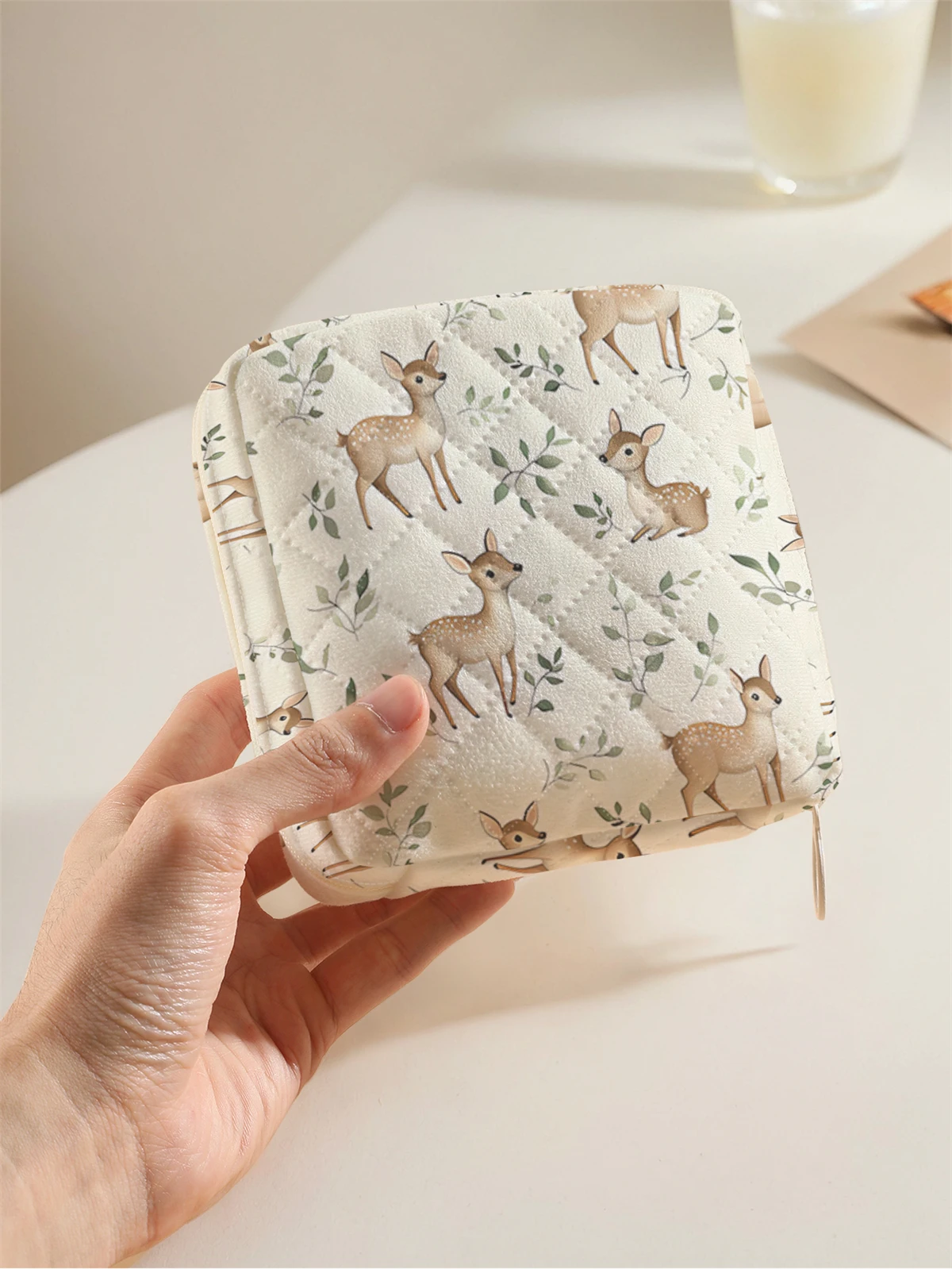 1 portable sanitary napkin storage bag, made of seaweed turtle pattern and diamond mesh material, lightweight women's tissue bag