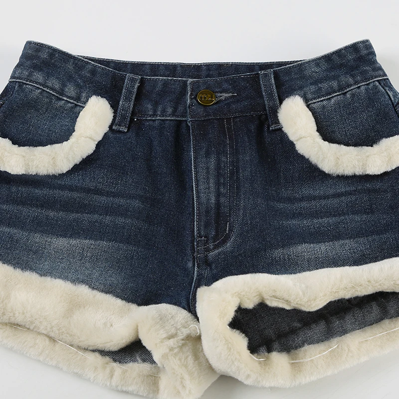 Mini vaqueros con ribete esponjoso kawaii para mujer, estilo chic, suave y dulce, diseño corto azul que combina con todo.