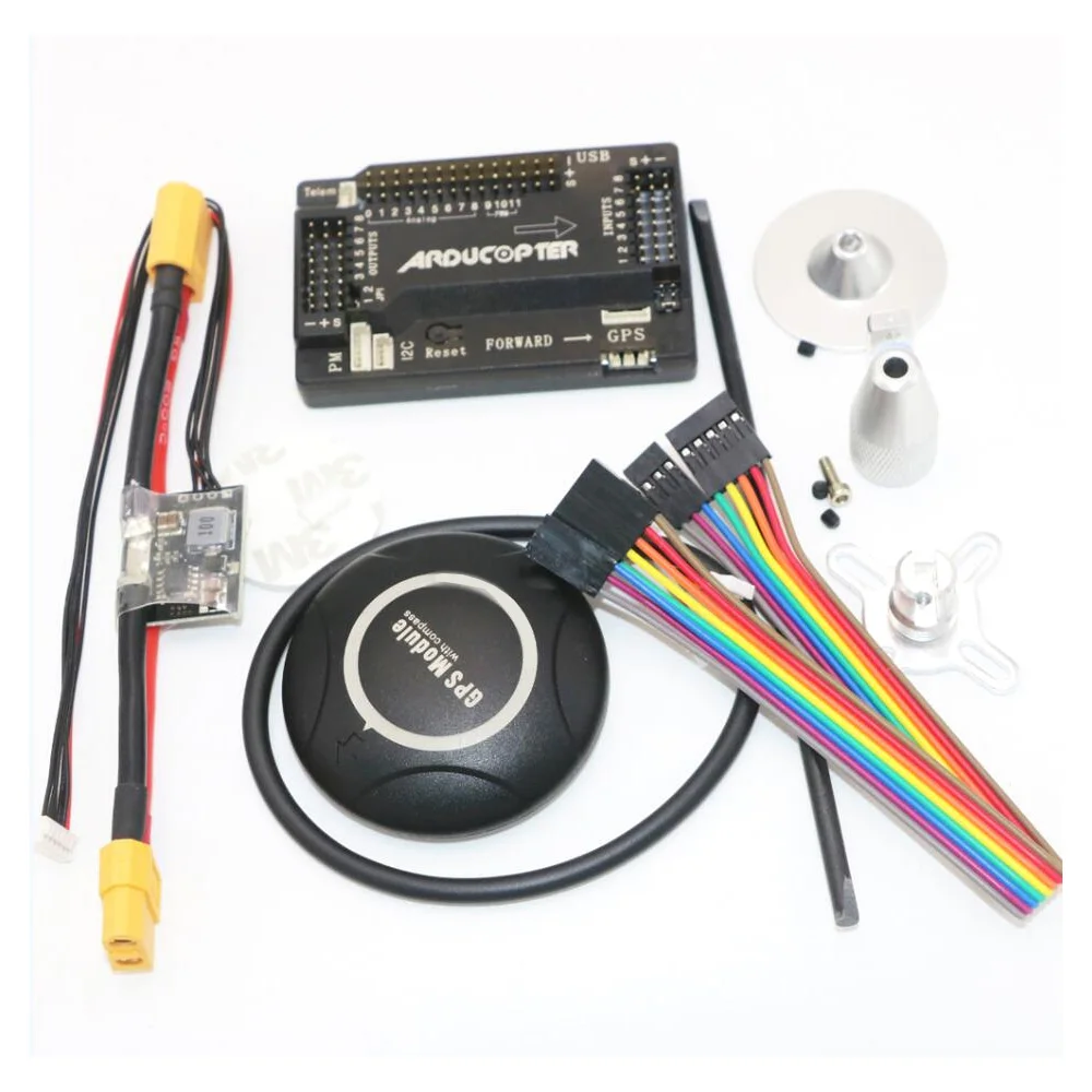 Module GPS boussole pour APM Pixhawk installé sur un drone, avec câbles branchés et fixation sécurisée.