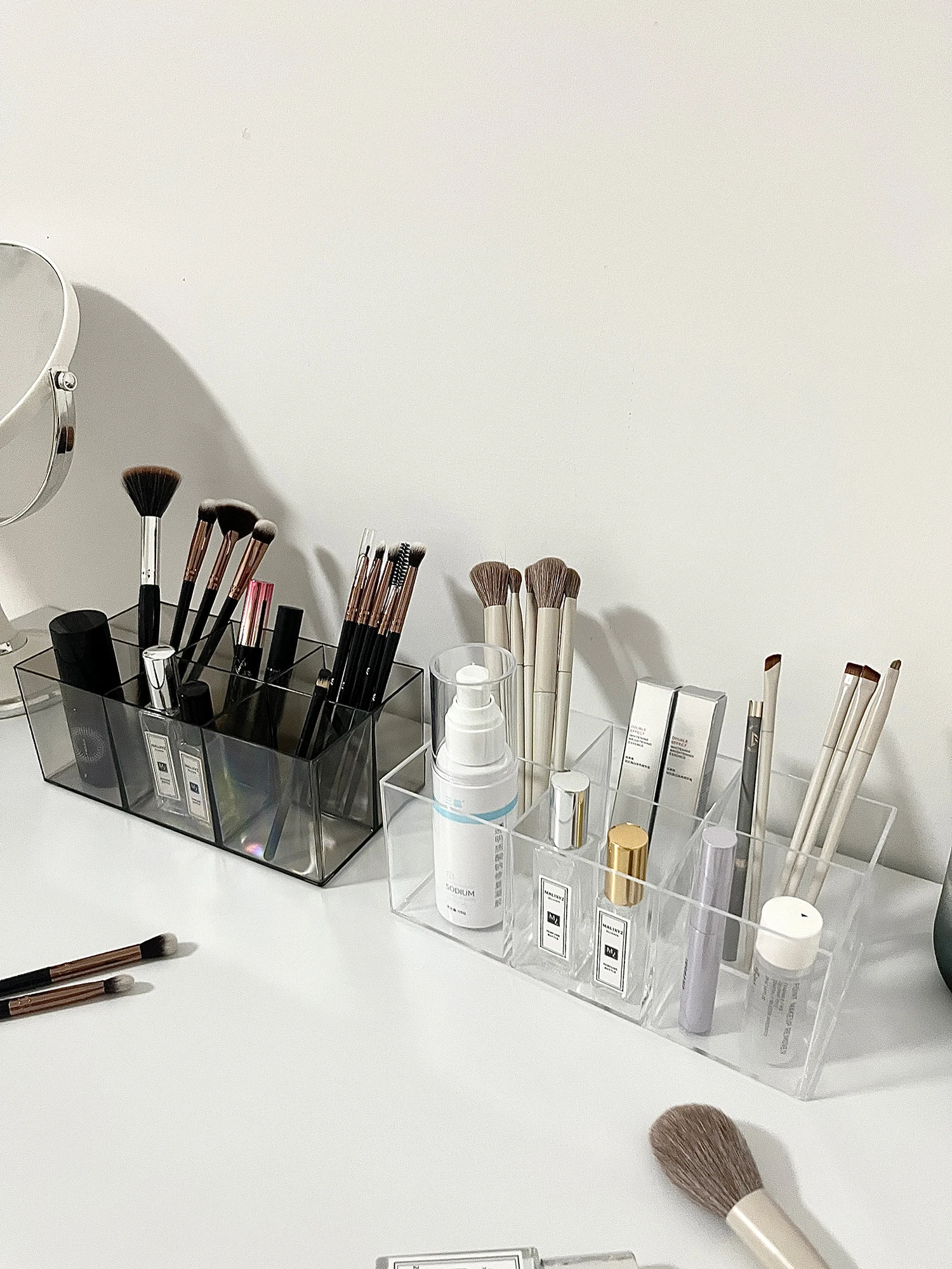 Description Picture 4 of itemClear Makeup Brush Organizer, Acrylic Cosmetic Brushes Storage Holder with 6 Slots, Pencil Pen Holder for Desk