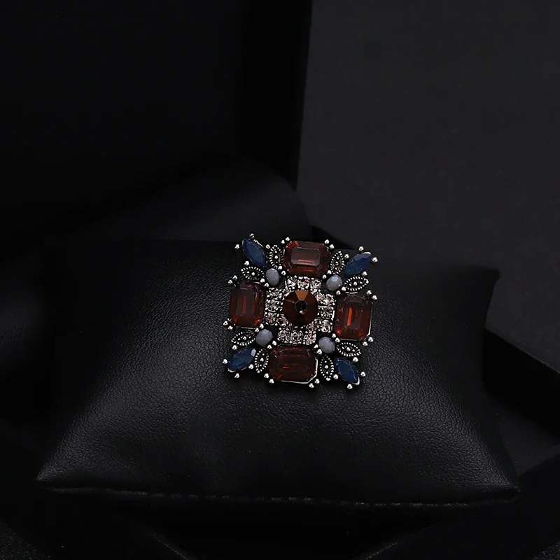 Retro Crystal Geometric Square All-Match Small Brooch Suit Corsage Accessory Korean Luxury High-End Sweater Neckline Pin Jewelry